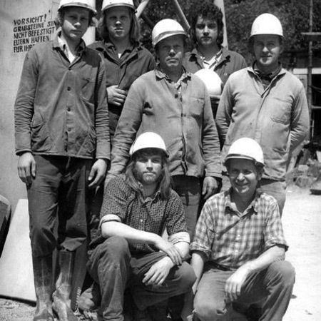 Schwarz-Weiß-Aufnahme einer Gruppe von Steinmetzern