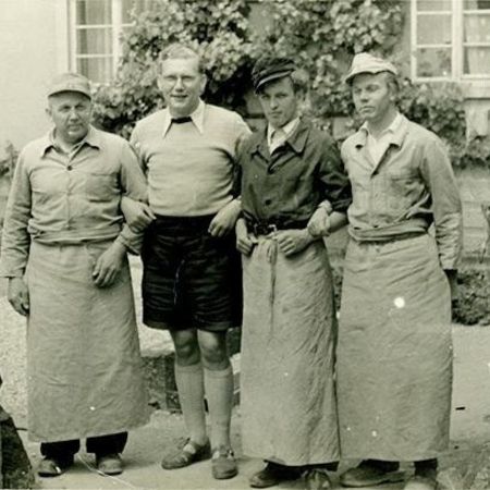 Schwarz-Weiß-Aufnahme von vier Personen